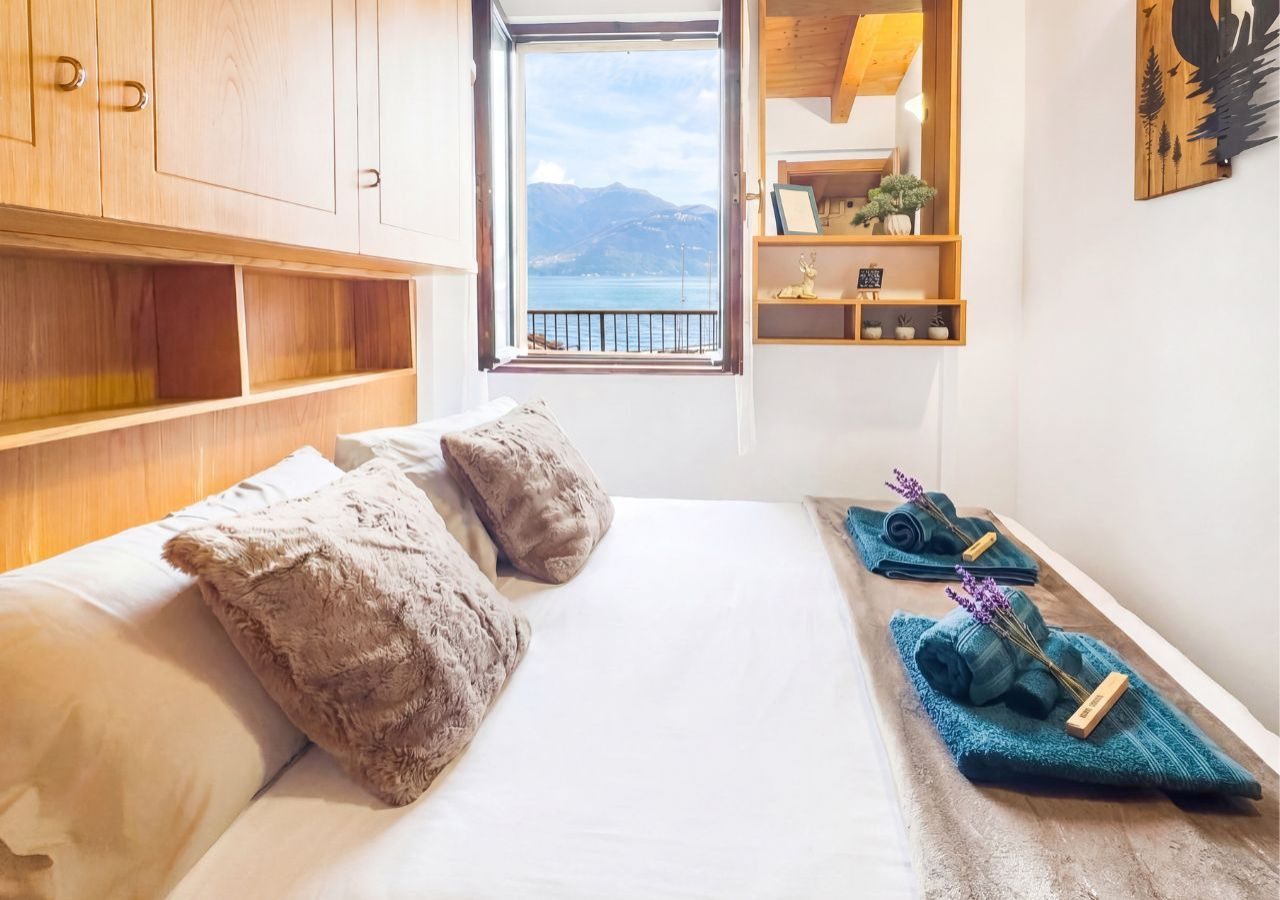 Camera da letto con vista lago