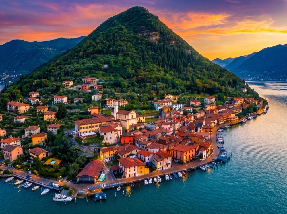 Monte Isola sul Lago d'Iseo al tramonto