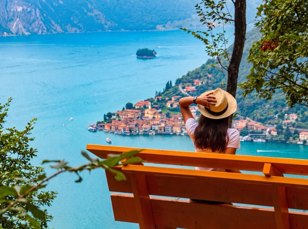 Panchina gigante con vista sul Lago d'Iseo