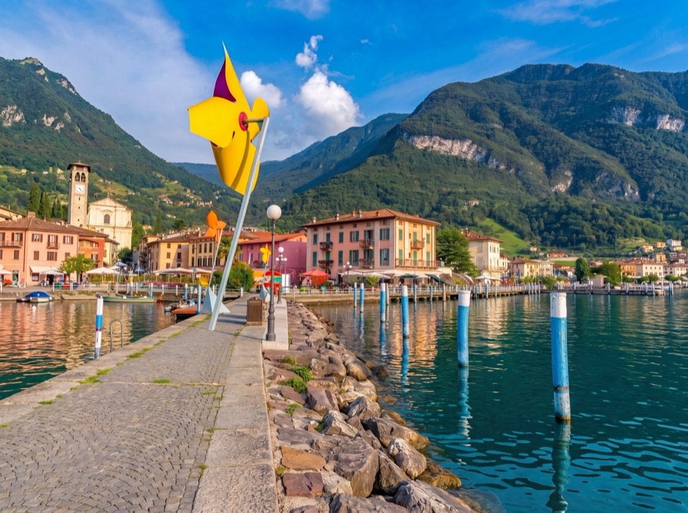 Il lungolago di Pisogne con la girandola colorata